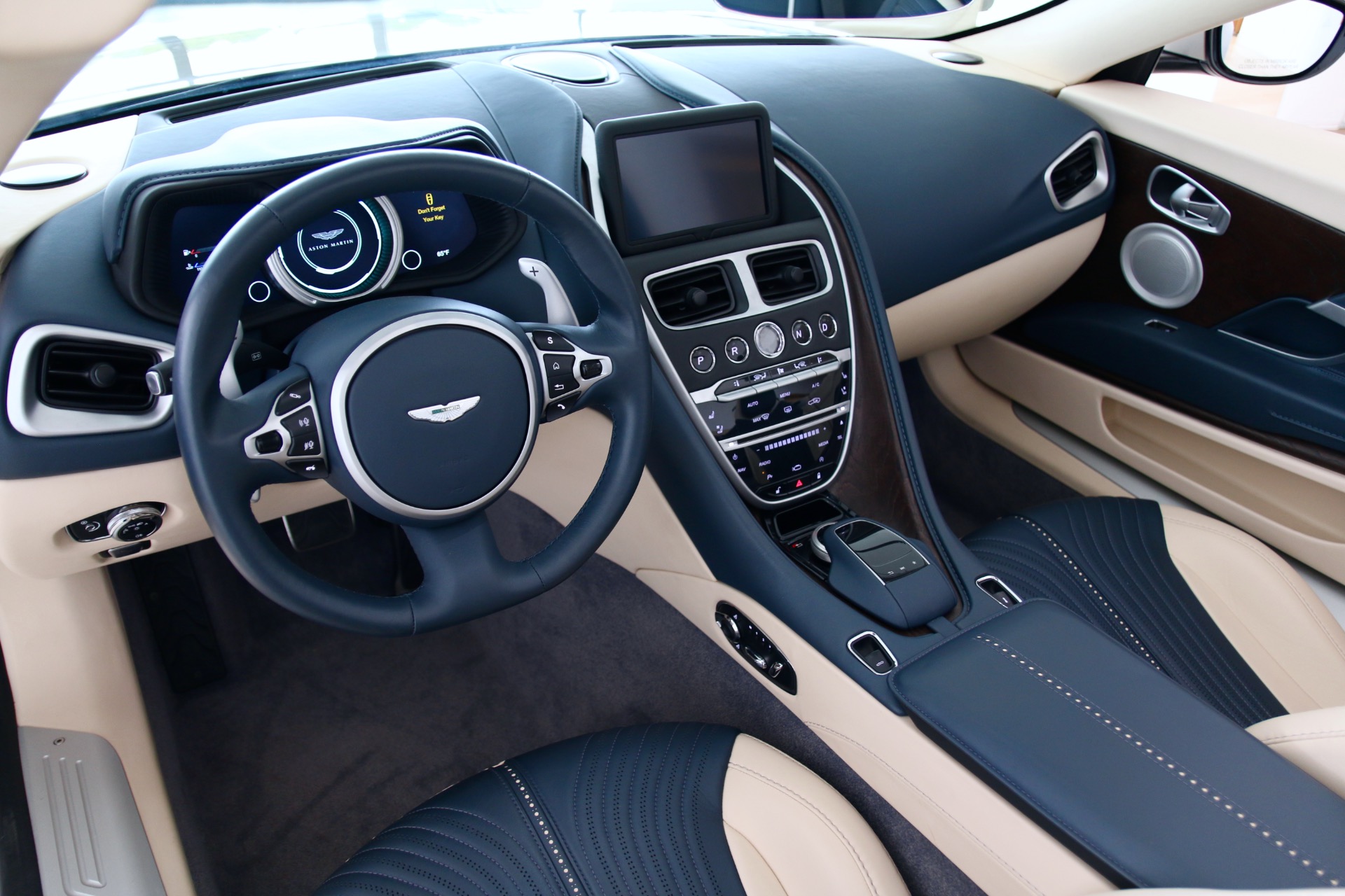 Aston Martin db11 салон
