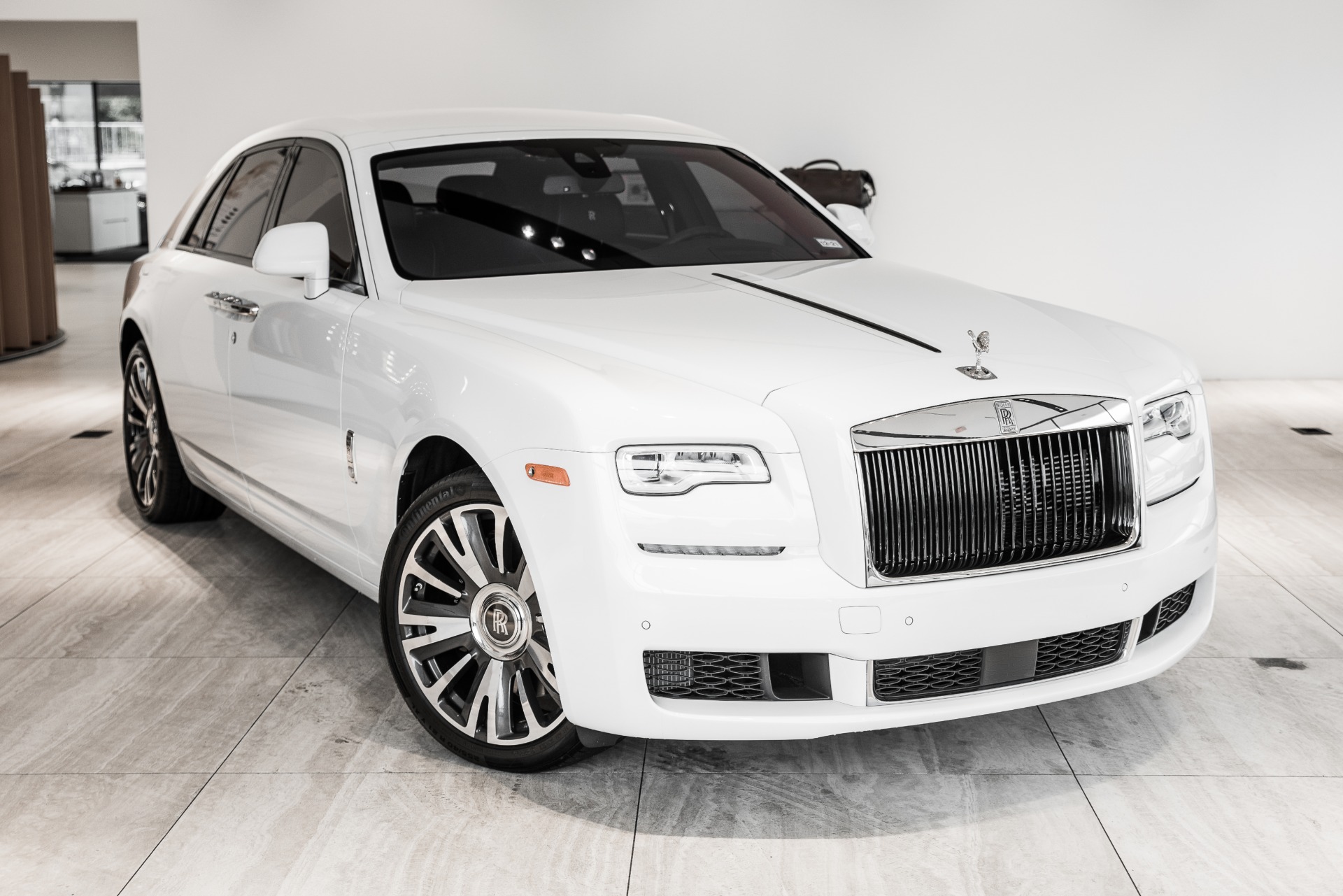 Ngắm RollsRoyce Ghost 2021 đầu tiên về Việt Nam đang rao bán giá 39 tỷ đồng