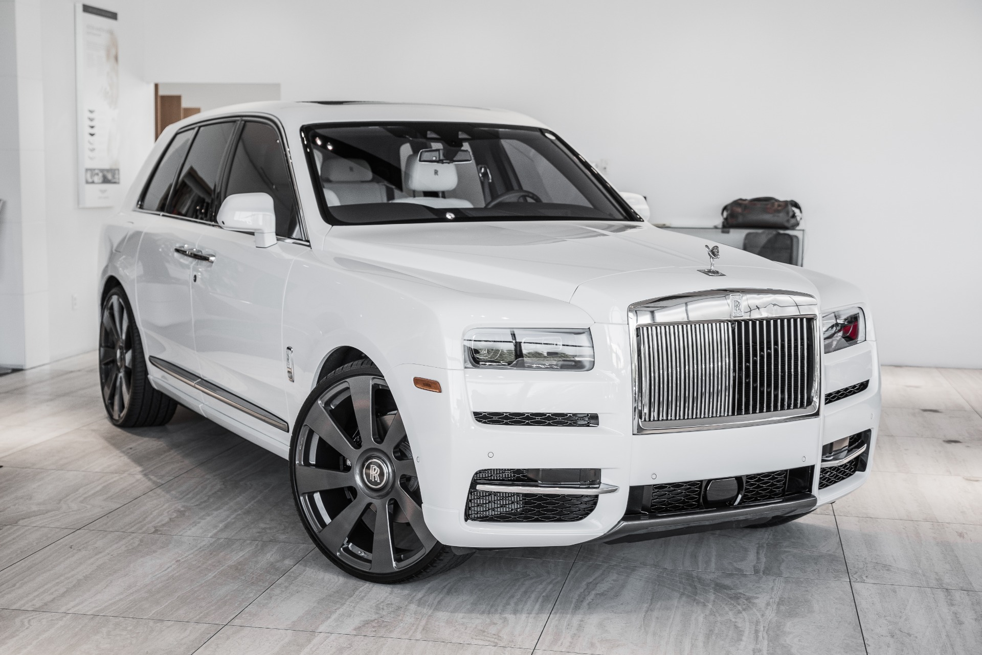 Giá lăn bánh Rolls Royce Cullinan 2019 sau khi về Việt Nam lên tới hơn 46  tỷ đồng