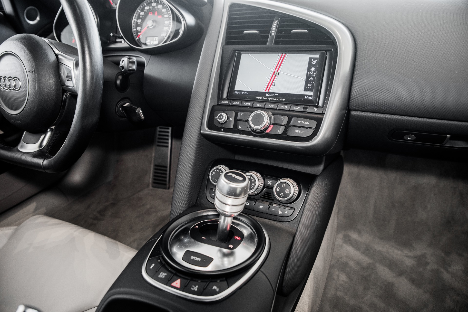 Audi R8 2009 Interior