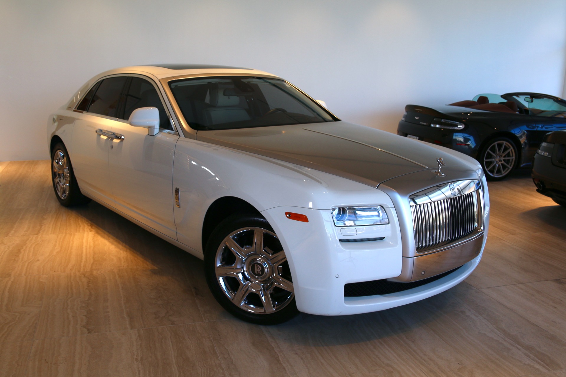 Sedan siêu sang RollsRoyce Ghost EWB 2012 rao bán lại giá 14 tỷ đồng tại  Hà Nội